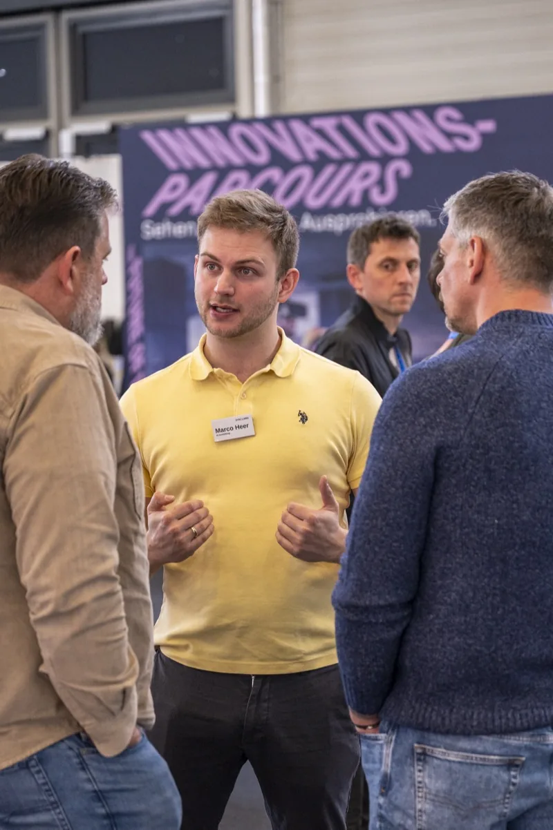 Marco Heer im Gespräch mit zwei Geschäftsführern auf der DiBa Messe Köln